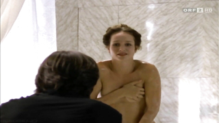 Lara nuda, scena di Joy Korner nuda, scena di Todliche Diamanten (1998)