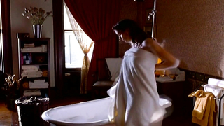 Cindy Crawford çıplak, The Simian Line'dan (2000) sahne