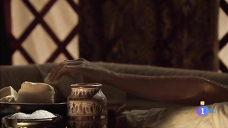 Lina Gorbaneva nuda, scena da Aguila Roja s07e01 (2015)