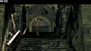 Jytte çıplak, Merle Boehrnsen'den çıplak sahne, Bittere Kirschen'den (2011) sahne