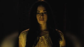 Jeanine Mason çıplak, Of Kings'den çıplak sahne, Prophets s01e01 (2016)