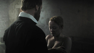 Silke Bodenbender nuda, Christina Simhandl nuda, Franziska Singer nuda, scena di sesso da Die Seelen im Feuer (2014)