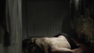 Sissy Toumasi çıplak, Miss Violence (2013) filminden seks sahnesi