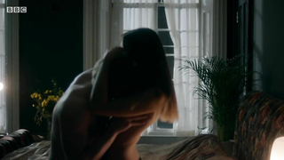 Synnove Karlsen çıplak, Clique s01e03 (2017)'den seks sahnesi