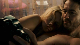 Nina Milner çıplak, The Bang Bang Club'dan (2010) sahne