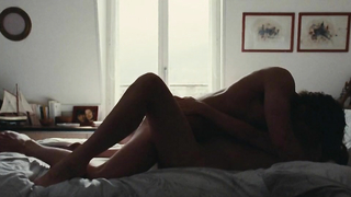Louise Bourgoin nue, scène de sexe d'Un heureux événement (2011)