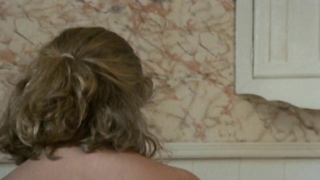 Elisabeth Shue nuda, scena erotica da Link (1986)