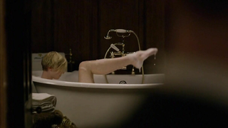 Aure Atika ed Elizabeth Debicki nude, scena di sesso da The Night Manager s01e01 (2016)