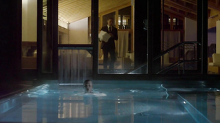 Aure Atika ed Elizabeth Debicki nude, scena di sesso da The Night Manager s01e01 (2016)