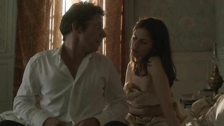 Marine Vacth nue, scène érotique de Belles Famillies (2015)