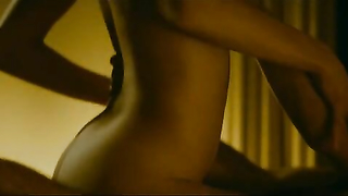 Charlotte Le Bon nue, scène de sexe d'Iris (2016)