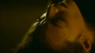 Charlotte Le Bon nue, scène de sexe d'Iris (2016)