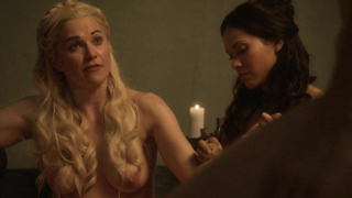 Lucy Lawless e Lesley, Ann Brandt nuda, scena erotica da Spartacus: Blood and Sand s01e06 (2010)
