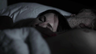 Lili Mirojnick ve Kinga Philipps çıplak, Born Wild (2013) filminden seks sahnesi