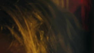 Аманда Сейфрид обнаженная, сексуальная сцена из Отцов и дочерей (2015)