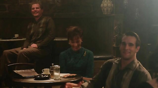 Rachel Brosnahan nua, cena erótica de The Marvelous Mrs. Maisel s01e01 (2017)