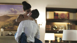 Марианна Бурелли, Алисия Джазиз и Эрендира Ибарра обнаженные, сцена секса из «Непобедимого», сезон 01:06 (2017)