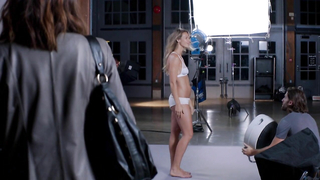 Beau Garrett ve Necar Zadegan çıplak, Kız Arkadaşların Boşanma Rehberi s02e04'ten (2015) seks sahnesi