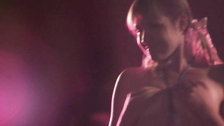 Nikki Wallin çıplak, Peelers'tan (2016) sahne