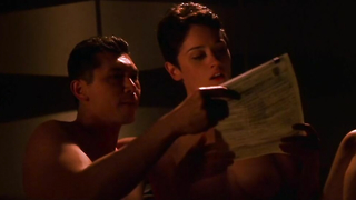 Robin Tunney çıplak, Supernova'dan (2000) seks sahnesi