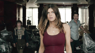 Alexandra Daddario seksi, San Andreas (2015) filminden bir sahne