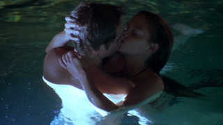 Jaime King seksi, Slackers'dan (2002) seks sahnesi