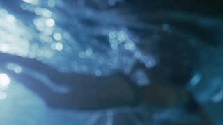 Jaime King seksi, Slackers'dan (2002) seks sahnesi