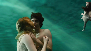 Эван Рэйчел Вуд обнаженная, сцена из фильма «Через Вселенную» (2007)