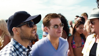 Christine Donlon çıplak, Nina Agdal seksi, Emmanuelle Chriqui seksi, Entourage'dan (2015) seks sahnesi