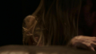 Carlson Young seksi, Scream s01e08 (2015) filminden bir sahne