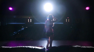 Carlson Young seksi, Scream s01e08 (2015) filminden bir sahne