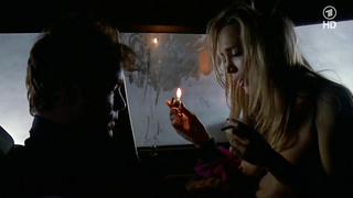 Sherrie Rose desnuda, escena de sexo de Unlawful Entry (1992)