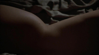 Melissa Moore nue, Rebecca Miller nue, scène de Consenting Adults (1992)