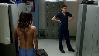 Jessica Szohr sexy, scena da Complications s01e02 (2015)