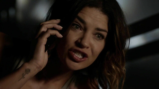 Jessica Szohr sexy, scena da Complications s01e02 (2015)