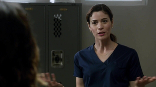 Jessica Szohr sexy, scena da Complications s01e02 (2015)