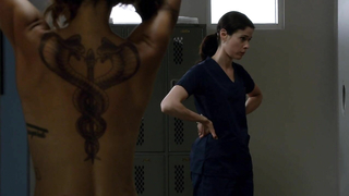 Jessica Szohr sexy, scena da Complications s01e02 (2015)