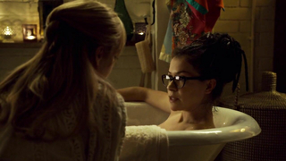 Tatiana Maslany seksi, Ksenia Solo seksi, Orphan Black s03e07'den (2015) sahne