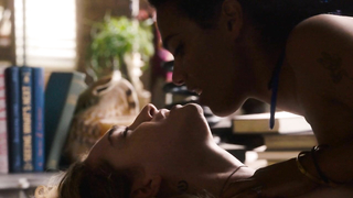 Freema Agyeman desnuda, Jamie Clayton desnuda, escena de Sense8 s01e01 (2015)