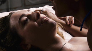 Freema Agyeman desnuda, Jamie Clayton desnuda, escena de Sense8 s01e01 (2015)