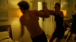 Mindy Robinson çıplak, Natalie M. Morris seksi, Mantervention'dan (2014) seks sahnesi