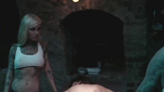 Beth Humphreys çıplak, Parlour'dan (2015) seks sahnesi