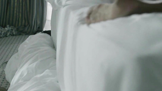 Claire Garvey seksi, Gabija Urnieziute çıplak, Parlor'dan bir sahne (2015)