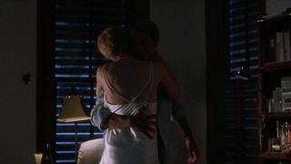 Karen Young nua, cena de Night Game (1989)