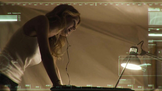 Ashley Hinshaw sexy, scène de La Pyramide (2014)