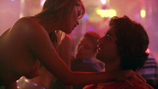 Джулиан Уэллс обнаженная, сцена секса из сериала «Красавцы» s01e07, сцена секса из сериала «08» (2004)