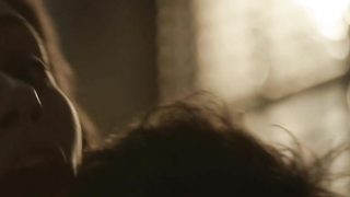 Emmy Rossum nue, Kate Morgan Chadwick nue, scène de sexe de Shameless s05e12 (2015)