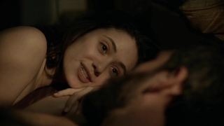 Emmy Rossum nue, Kate Morgan Chadwick nue, scène de sexe de Shameless s05e12 (2015)