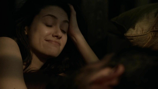 Emmy Rossum nue, Kate Morgan Chadwick nue, scène de sexe de Shameless s05e12 (2015)
