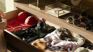 Dakota Johnson çıplak, Karanlığın Elli Tonu (2017) filminden seks sahnesi